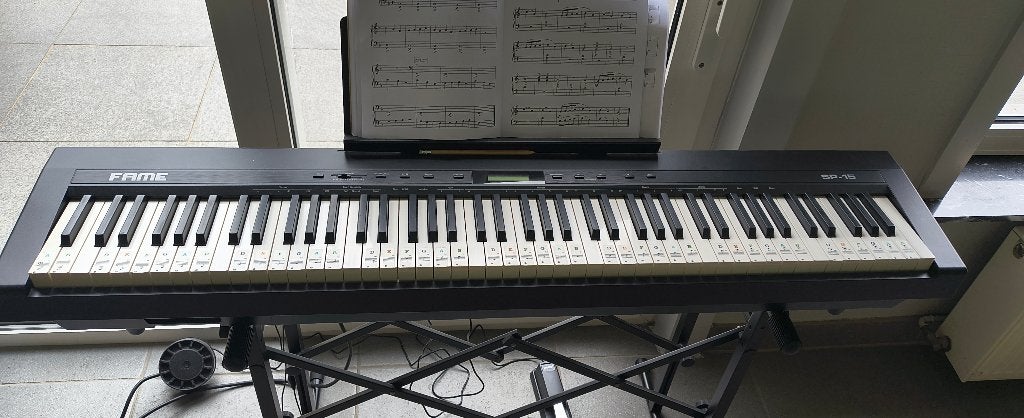 8 maand oude stagepiano Fame SP_15, Ophalen, Zwart, Digitaal, Zo goed als nieuw