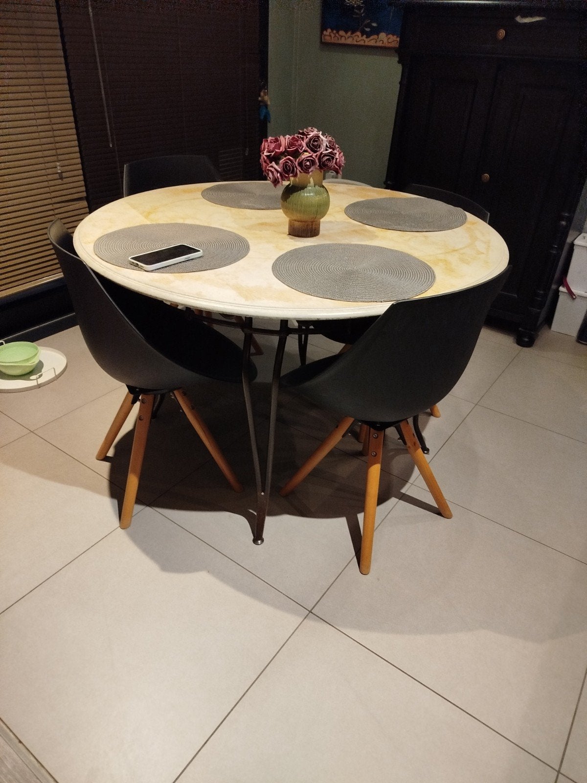 Ronde tafel diameter 120, ijzeren onderstel, Ophalen