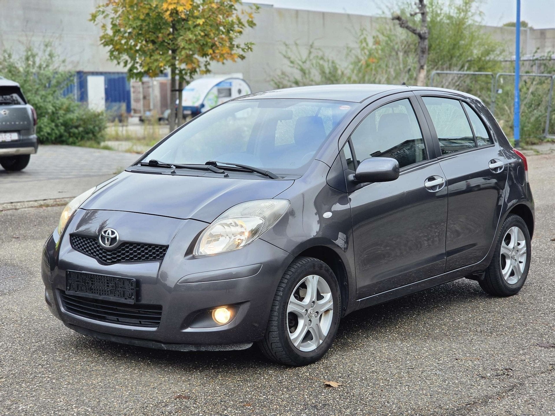 Toyota Yaris 1.3i VVT-i AUTOMAAT 12M GARANTIE AIRCO, Auto's, Automaat, Stof, Gebruikt, 4 cilinders