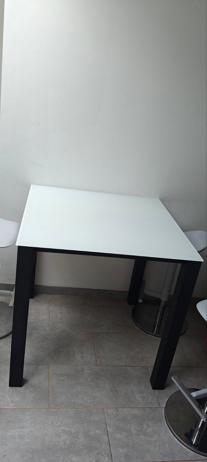 Eettafel + 4 verstelbare barkrukken, Enlèvement