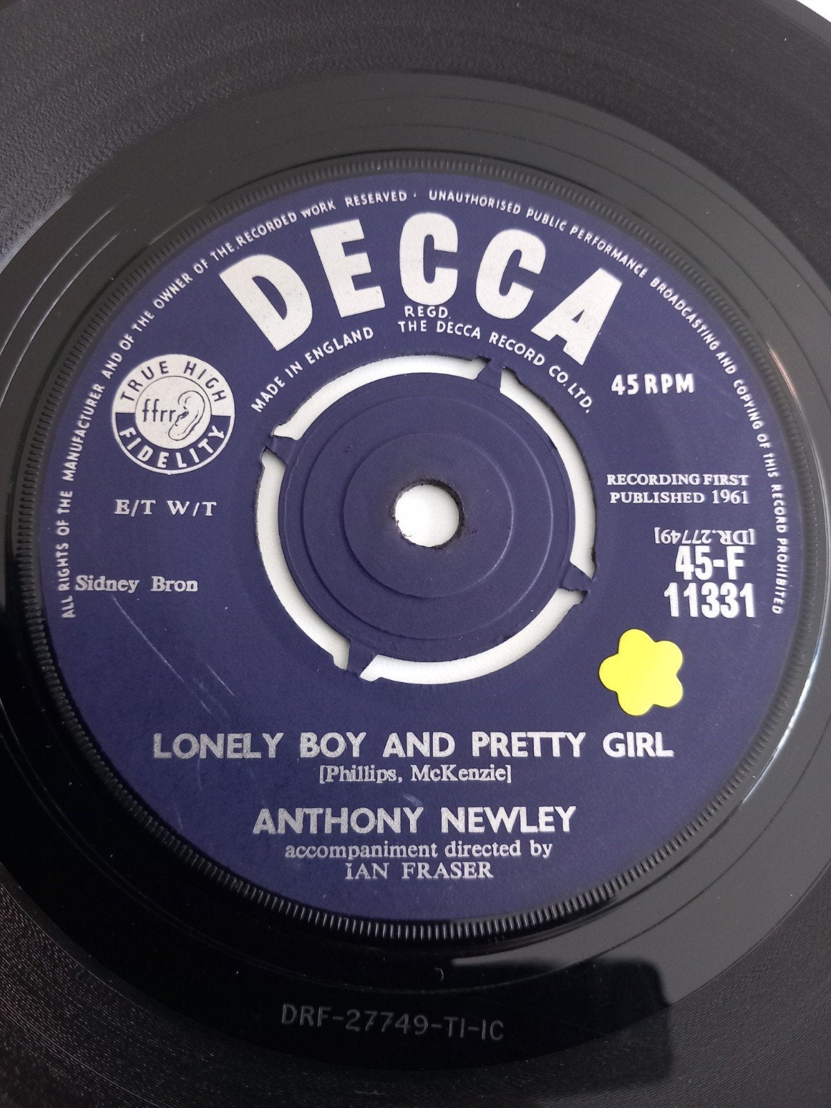 ANTHONY NEWLEY. LONELY BOY AND PRETTY GIRL.60S  UK 45T, Enlèvement ou Envoi