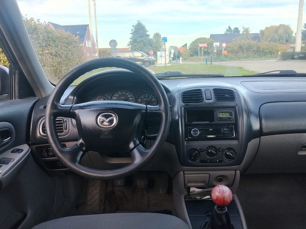 MAZDA 323/1400cc BENZINE/AIRCO/GEKEURD/GARANTIE, Auto's, Elektrische koffer, Bedrijf, Euro 4, Zilver of Grijs