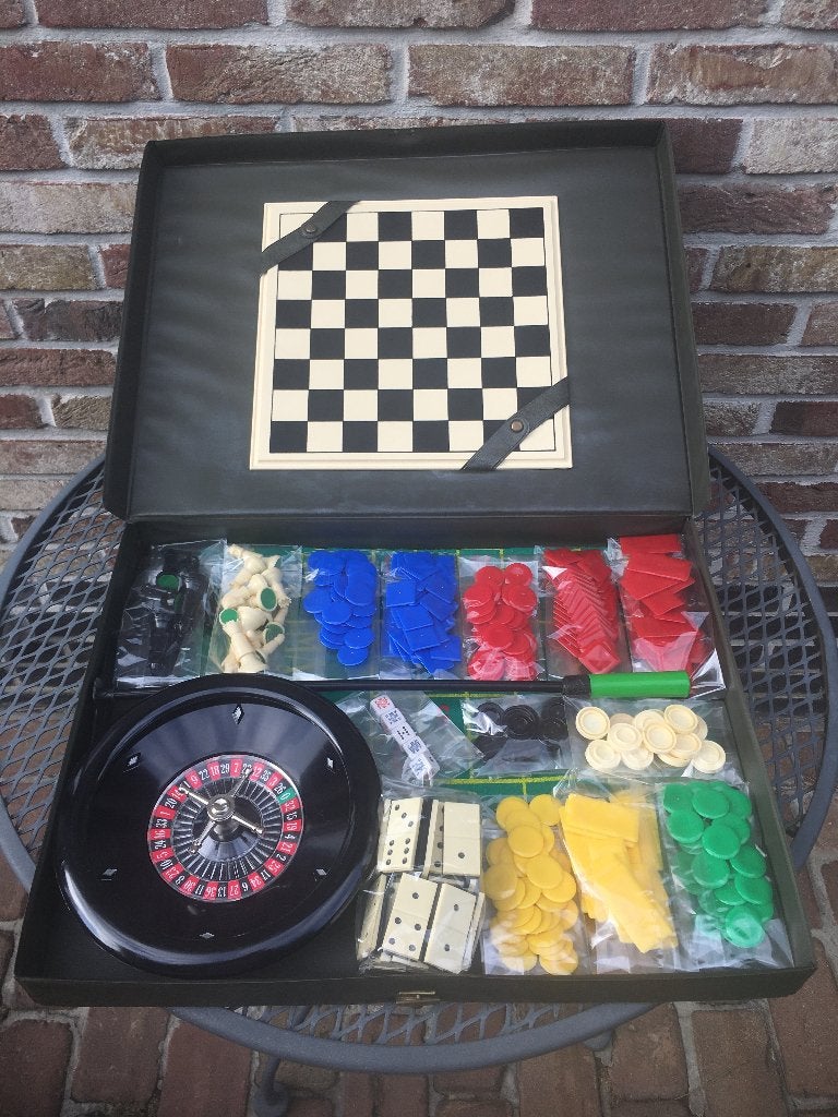 GEZELSCHAPSSPELLEN DOOS IN ZEER GOEDE STAAT, Een of twee spelers, Ophalen of Verzenden, Zo goed als nieuw