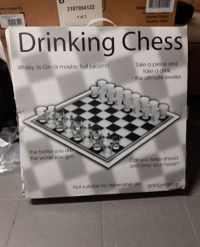 Drinking Chess / échiquier avec shooters avec 36 verres, Hobby & Loisirs créatifs, 1 ou 2 joueurs, Enlèvement ou Envoi, Utilisé
