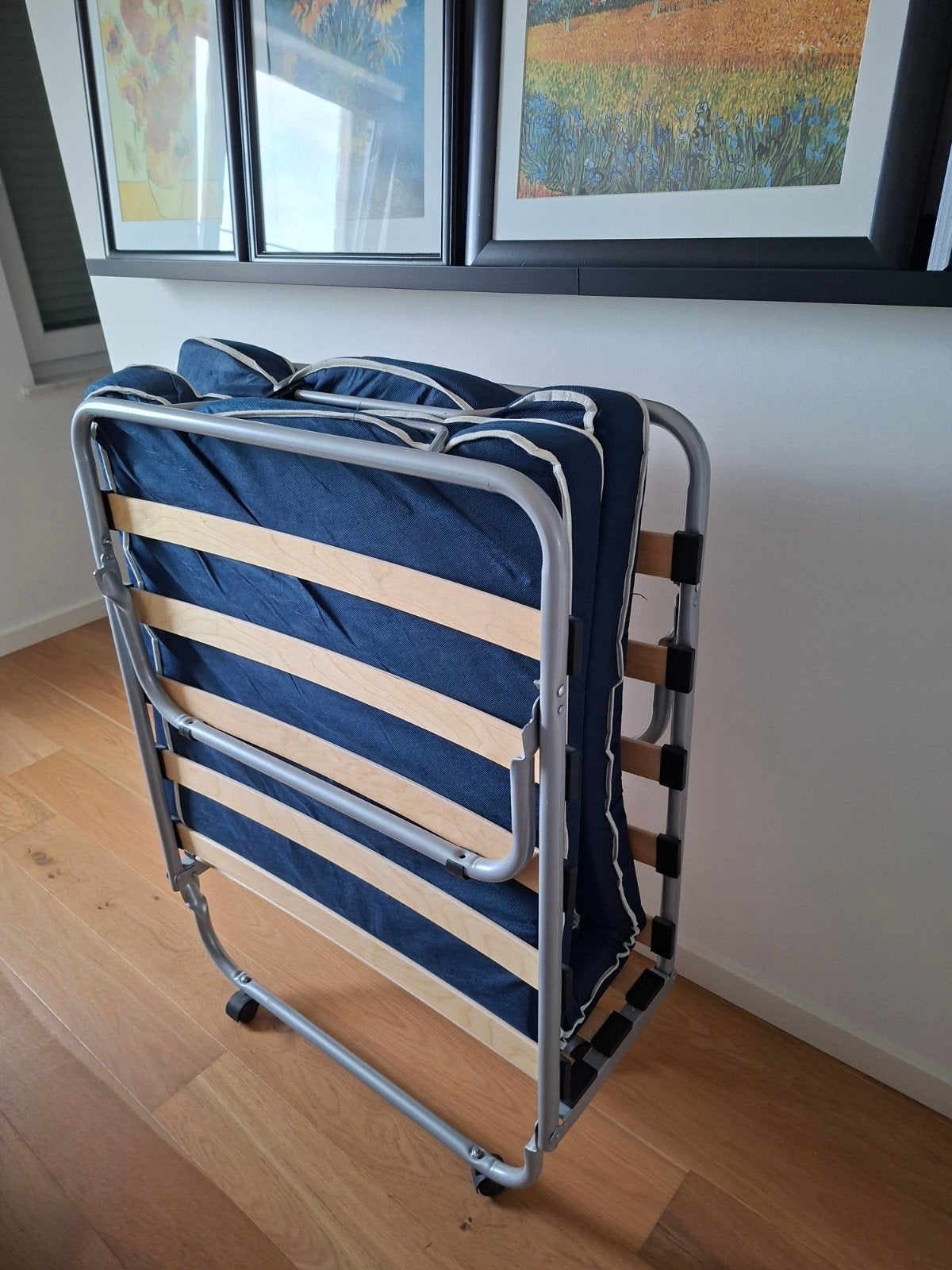 Opklapbaar logeerbed met matras - Zo goed als nieuw, Huis en Inrichting, Ophalen, Eenpersoons, Blauw, Zo goed als nieuw