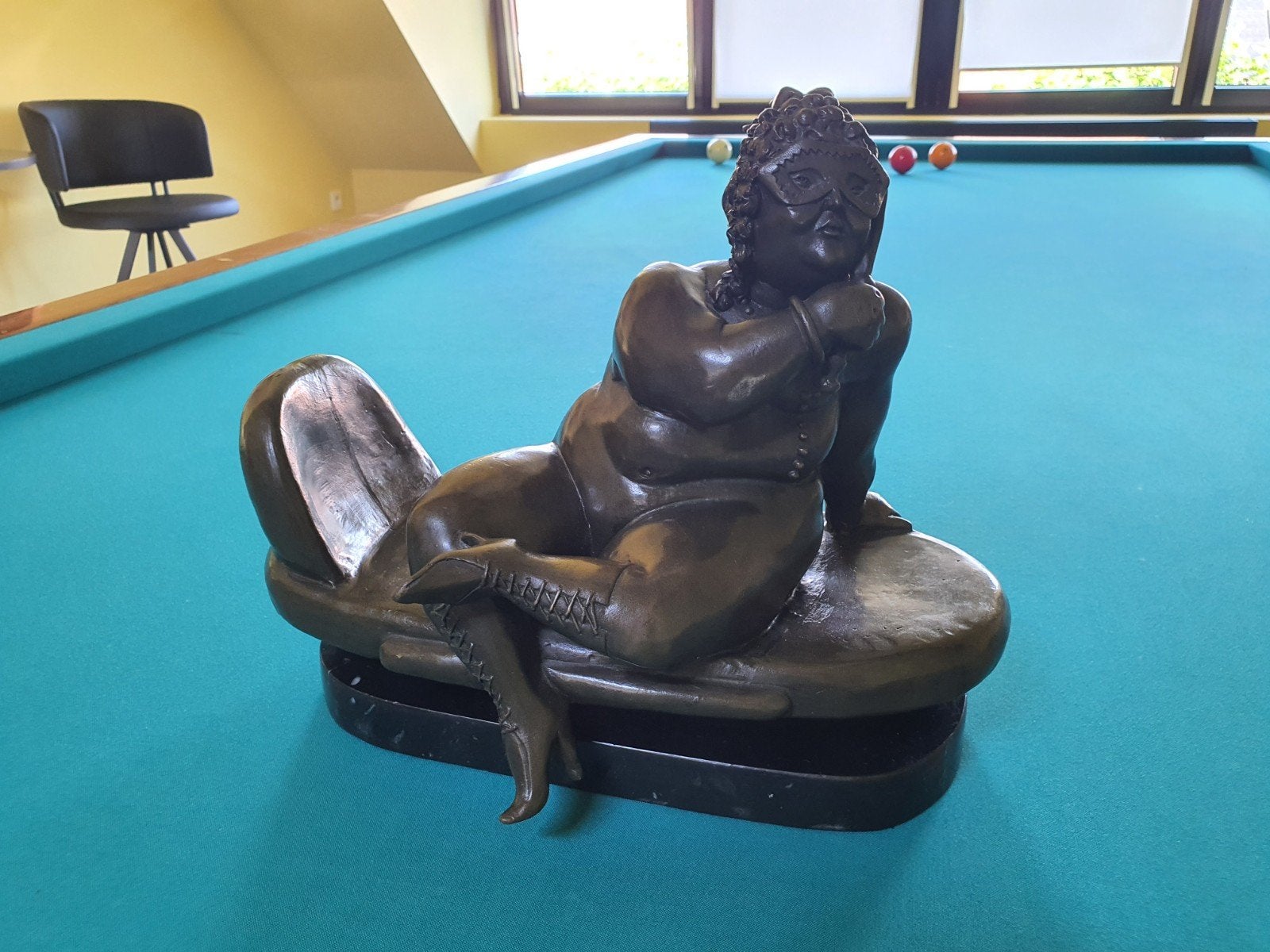 Statue en bronze d'une dame corpulente, Enlèvement
