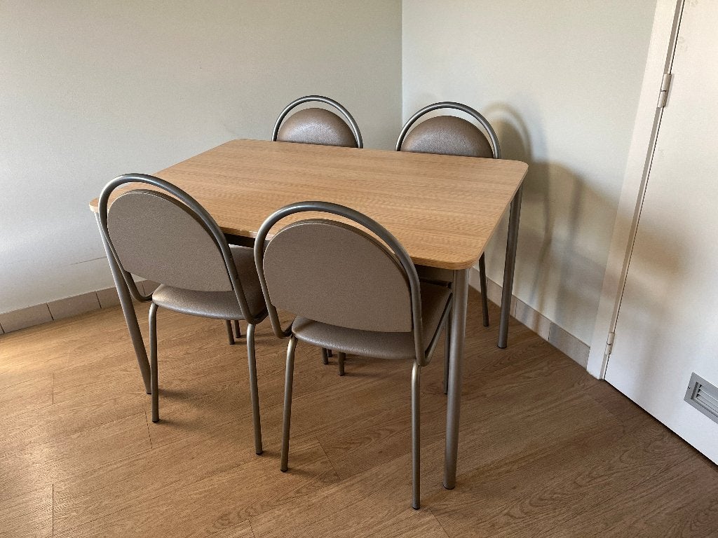 Tafel met 4 stoelen, Ophalen, Zo goed als nieuw