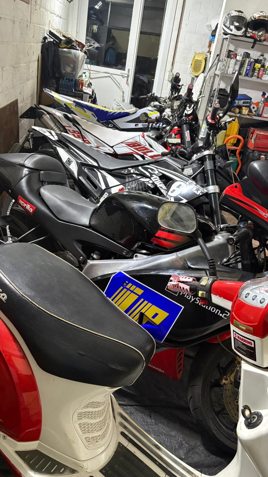 4 125 cc + 2 voitures à échanger contre 125 autres, Scooter, Entreprise, 2 cylindres, ABS