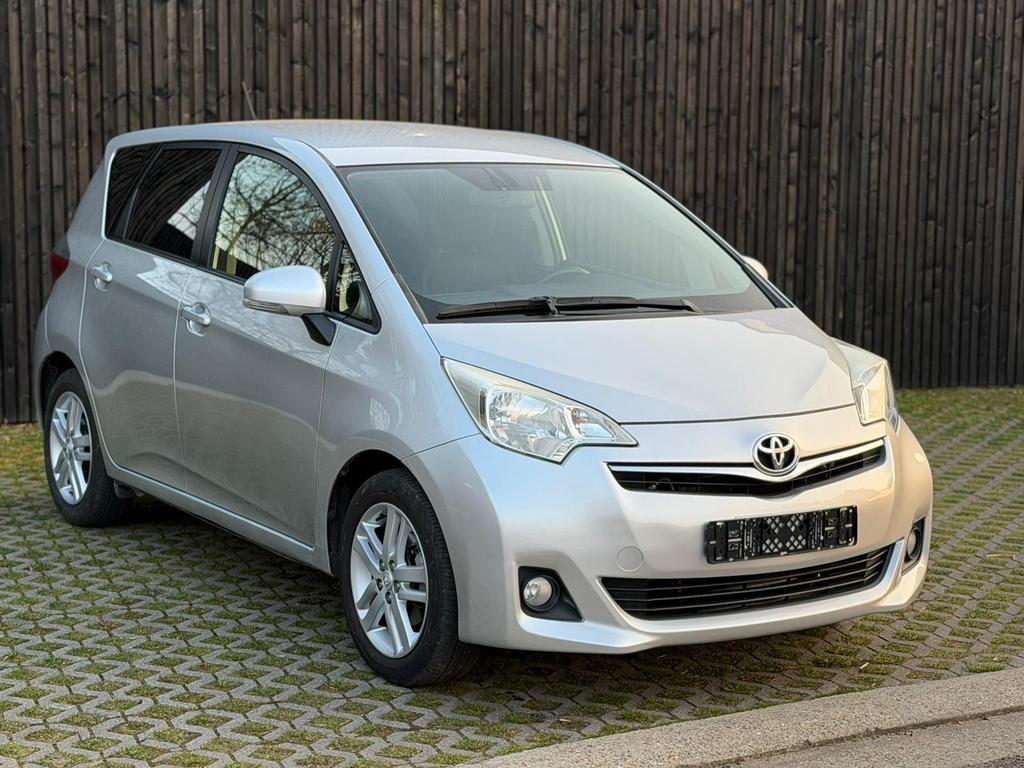Toyota Verso-s 1.3 vvt-i multidrive CVT, Auto's, Automaat, Trekhaak, Particulier, Te koop