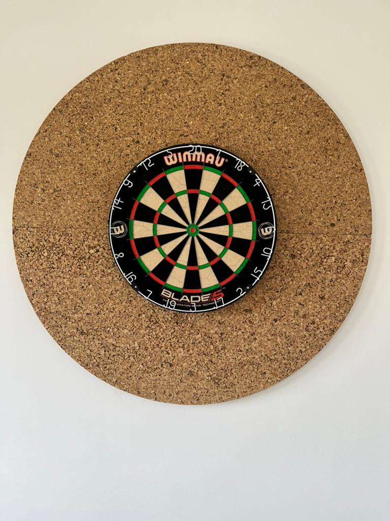 Dartsbord Winmau + achterbord, Ophalen, Zo goed als nieuw