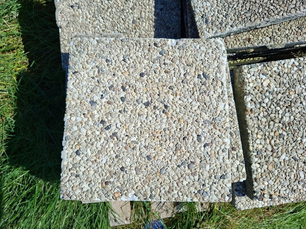 60 betonnen grindtegels 30x30x3 cm + 4 grote 70x70x4 cm, Ophalen, Gebruikt, Beige, Grind