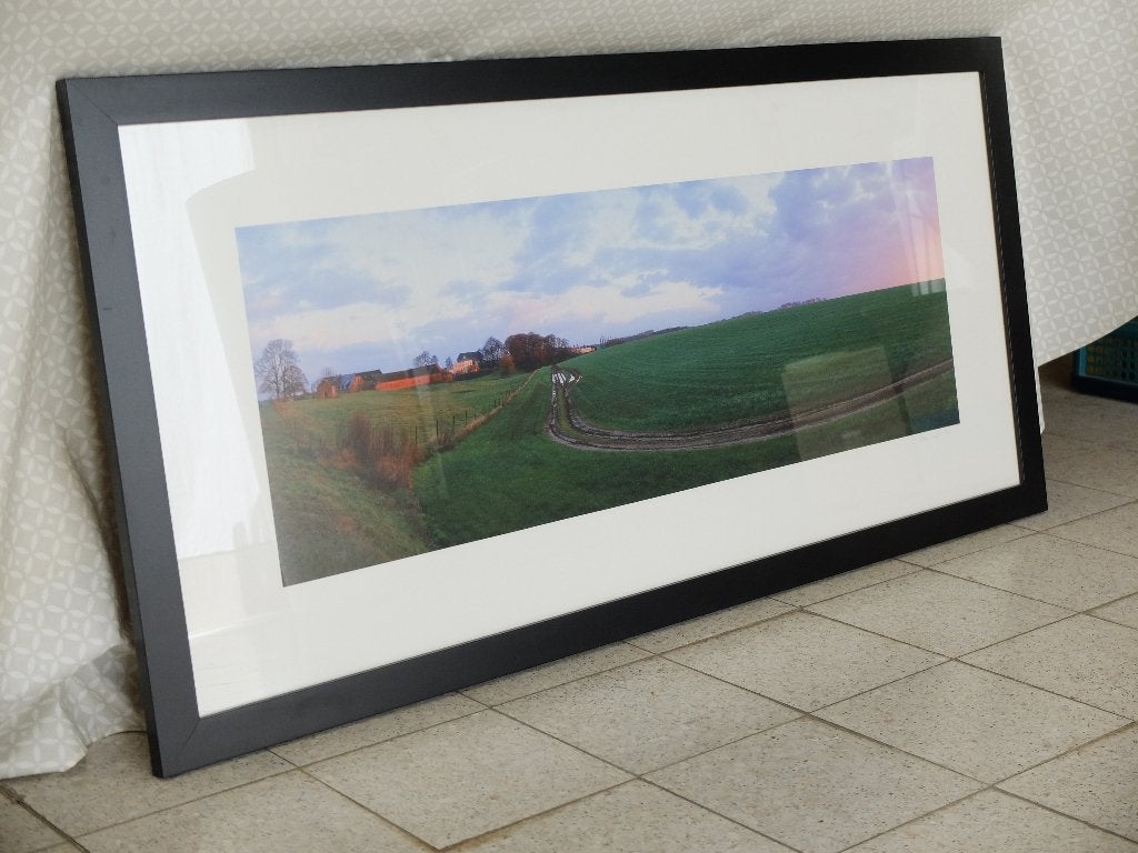 coucher de soleil sur ferme (photo sous cadre) 117x57, Ophalen, Foto, Fotografie, Met ophangsysteem