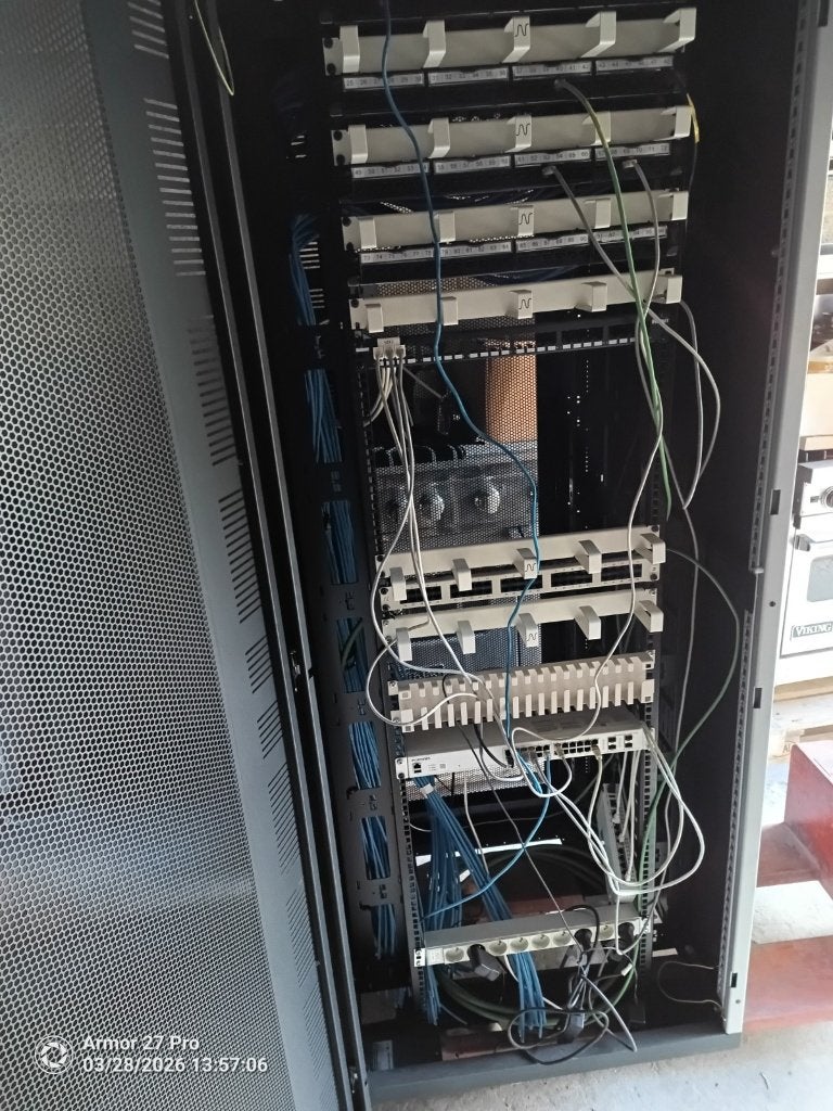 serverkast met firewall en switch, Computers en Software, Ophalen, Nieuw, Geperforeerd, Geperforeerd