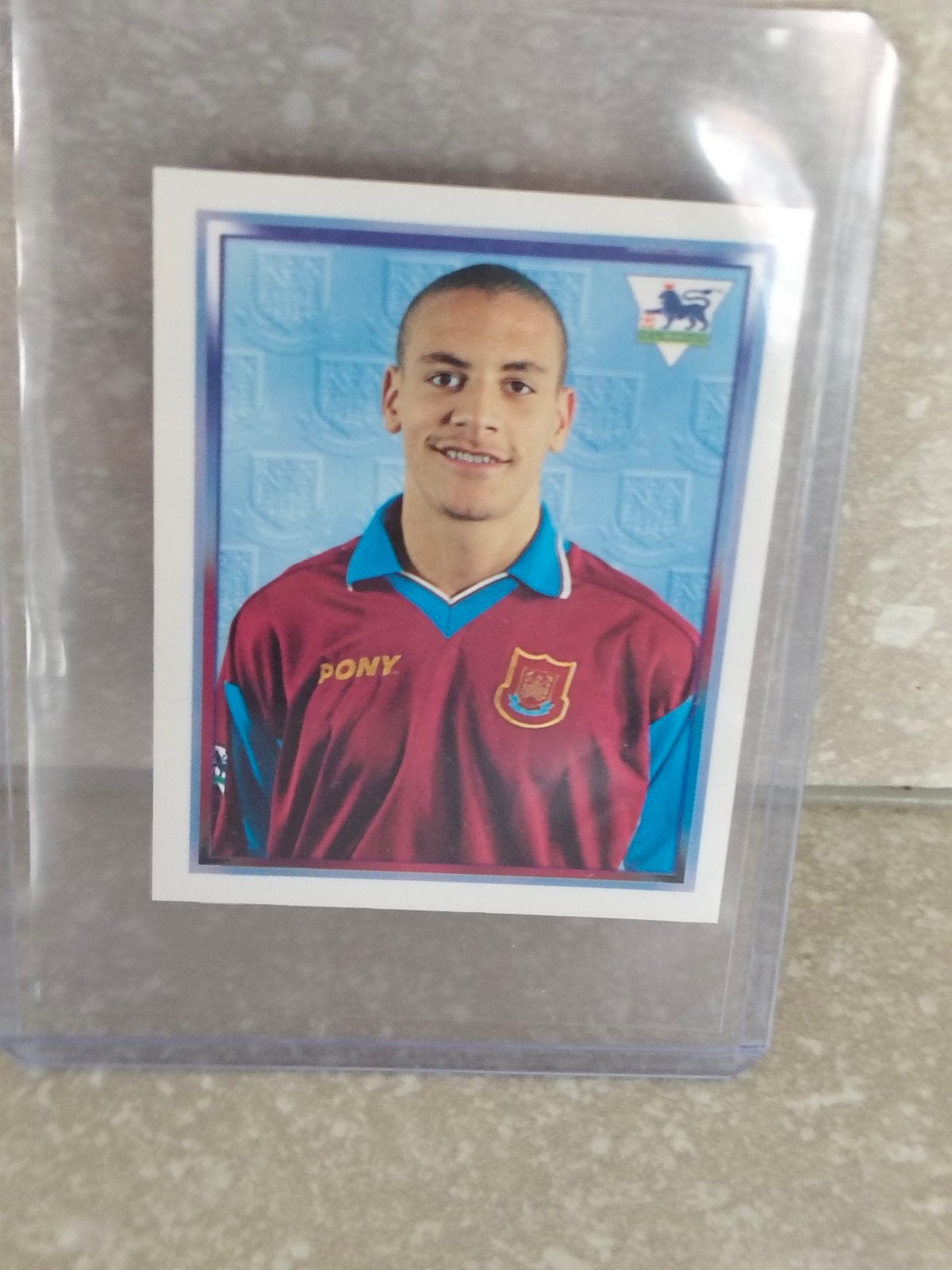 Merlin collections premier league 98 Rookie Rio Ferdinand, Ophalen of Verzenden