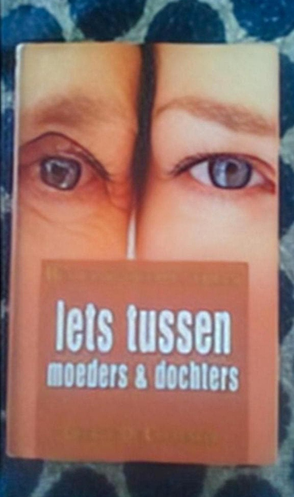 Boek - Iets tussen moeders & dochters -> 3€, Ophalen, Zo goed als nieuw, Sociale psychologie