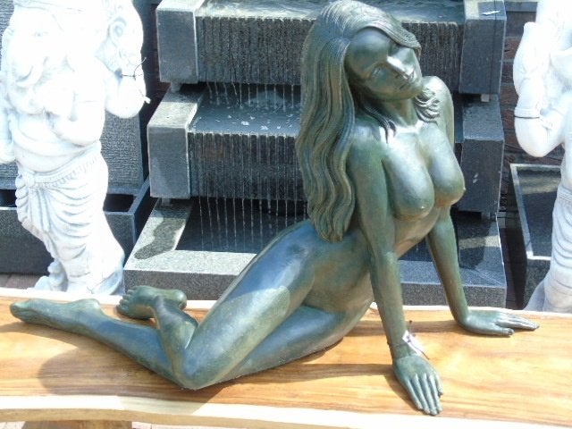 femme nue semi couché en bronze patinée vert, Enlèvement, Neuf