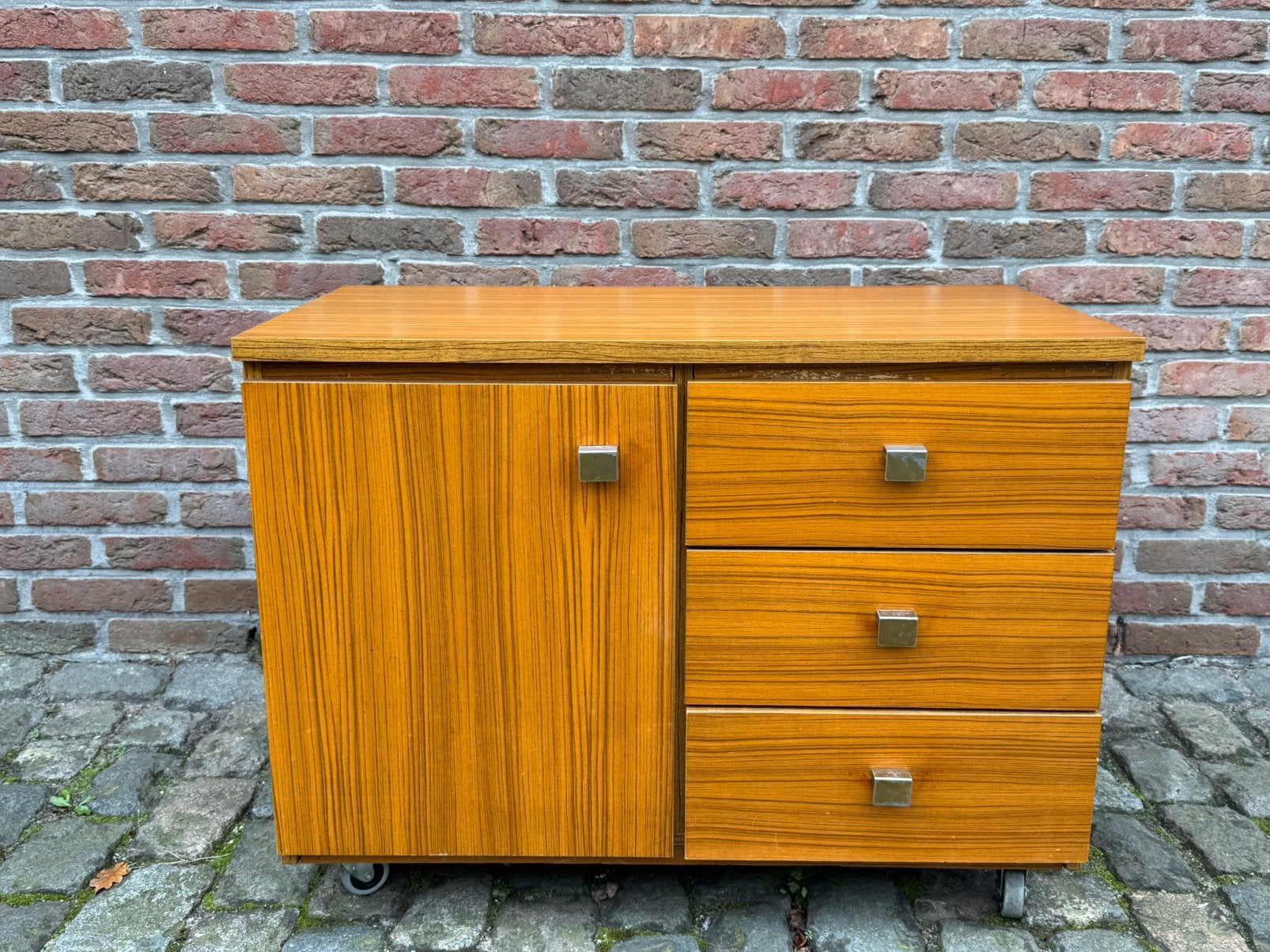 Vintage dressoir / kastje op wieltjes – jaren 60/70, Ophalen, Gebruikt