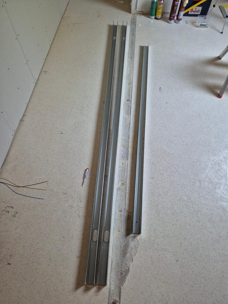 2 metalstuds + rest verticaal profiel, Doe-het-zelf en Bouw, Metalen, Ophalen