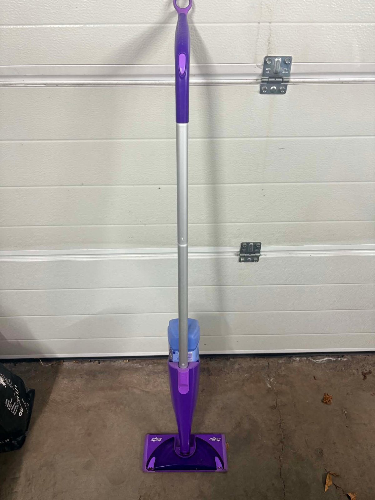 Balai swiffer wetjet bon etat avec une bouteille produit, Maison & Meubles, Enlèvement