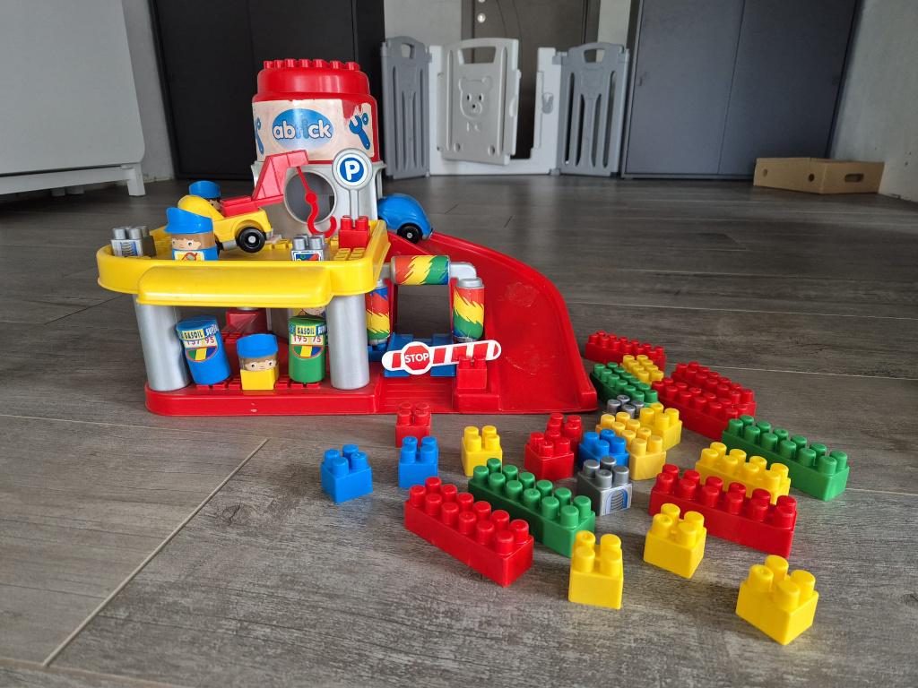 Abrick garage met bijhoren blokken + blokken + kraan, Ophalen, Gebruikt, Abrick