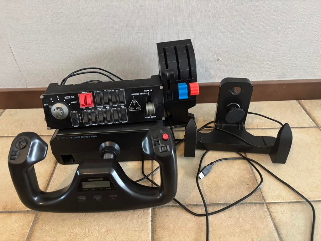 Logitech pro flight yoke system met throtle + switch panel, Computers en Software, Joysticks, Ophalen, Zo goed als nieuw