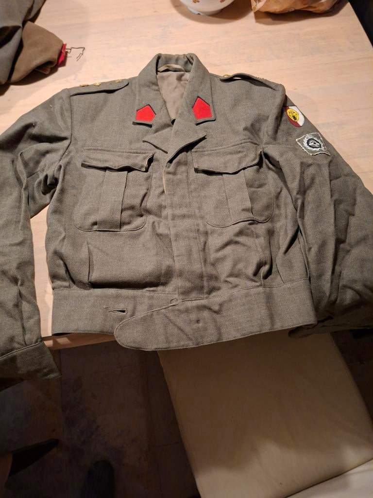 Volledig militaire kostuum met embleem, Ophalen