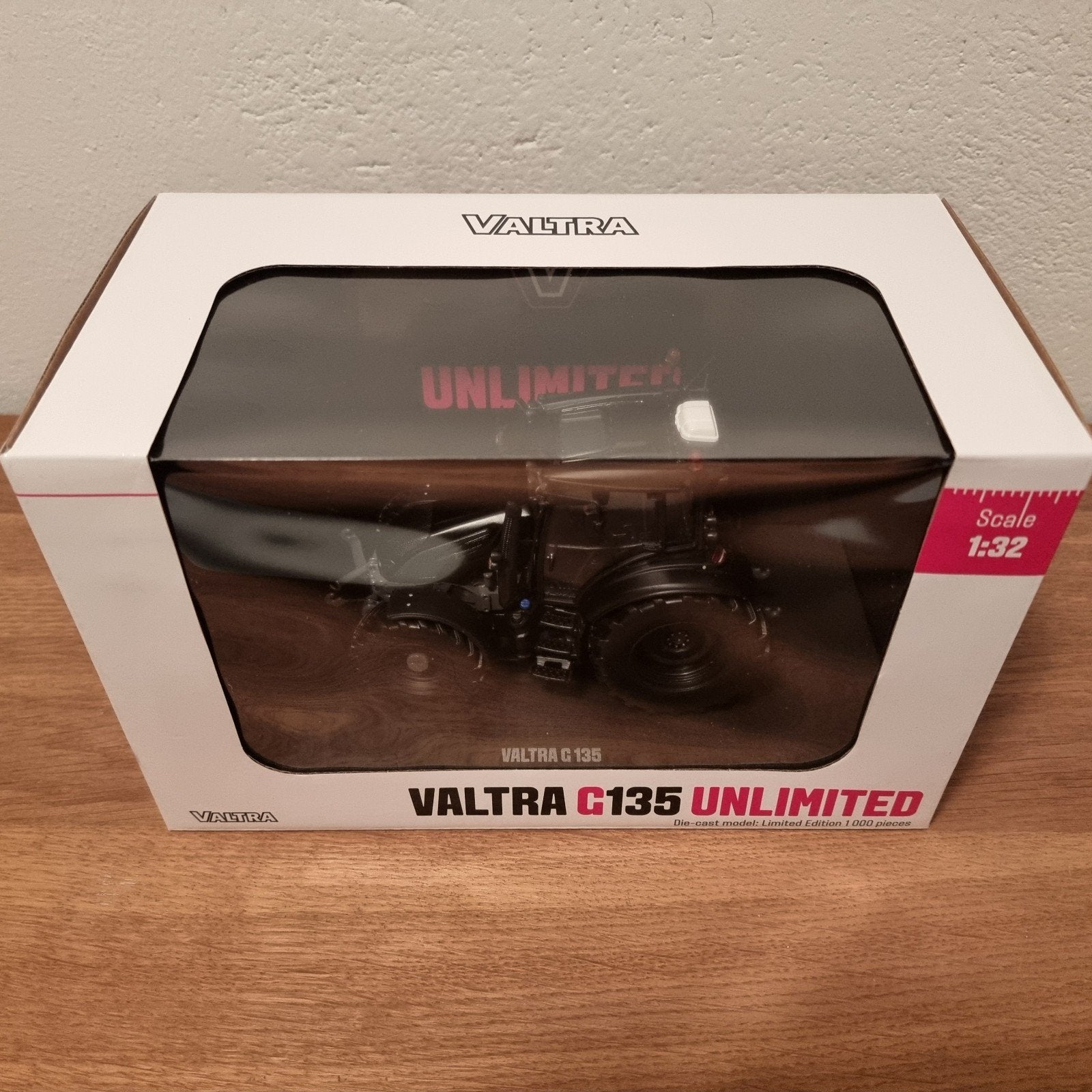 Valtra G135 Unlimited Matt Black Universal Hobbies, Hobby en Vrije tijd, Modelauto's | 1:32, Ophalen of Verzenden, Nieuw, Tractor of Landbouw
