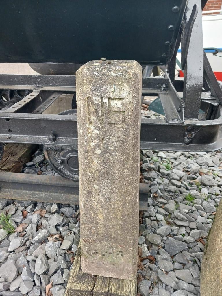 Oude betonnen grenspaal, Ophalen