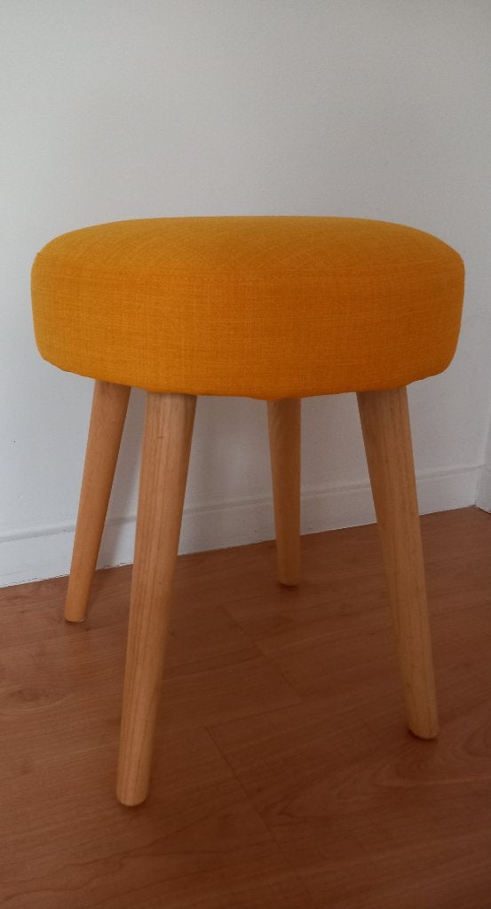 Maisons du monde okergeel stoffen kruk met 4 houten poten, Ophalen, Hout, Gebruikt, Overige kleuren