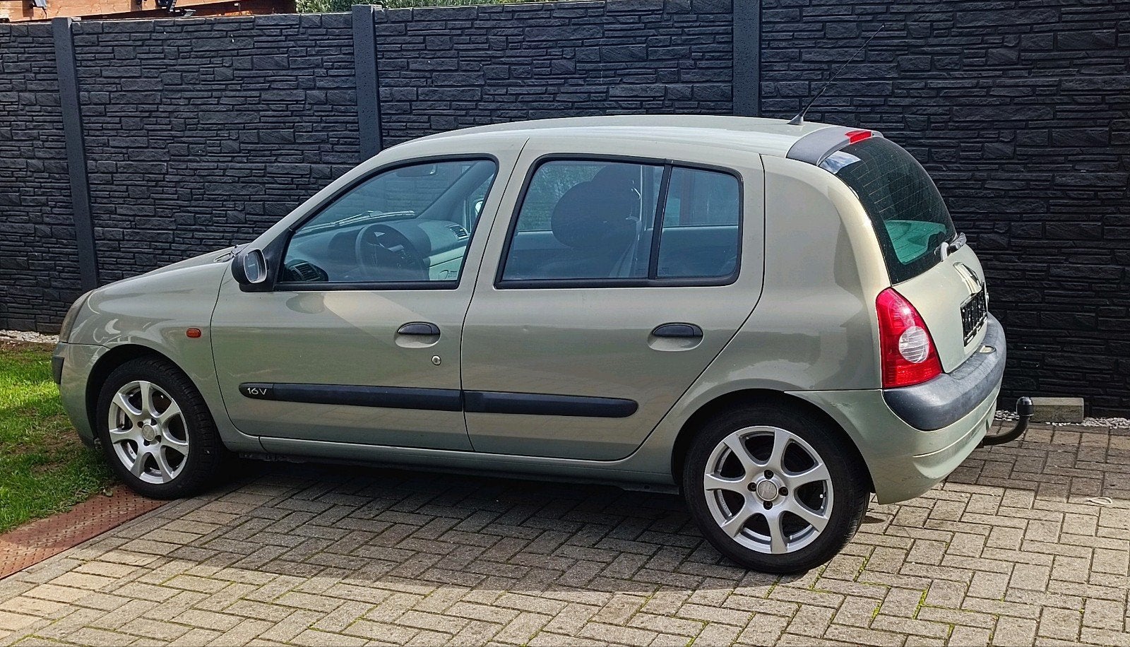 Renault Clio 1.2 benzine alle onderdelen zijn te koop

alle, Particulier, Clio, Te koop, Benzine