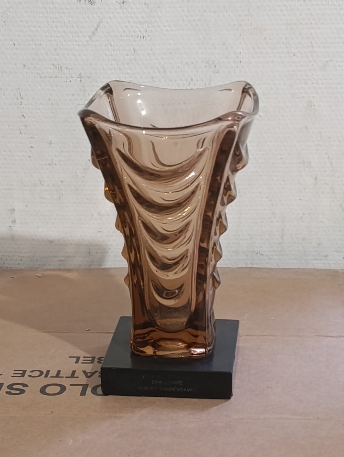 Vase en verre Murano ancien vintage sur socle signé, Enlèvement ou Envoi