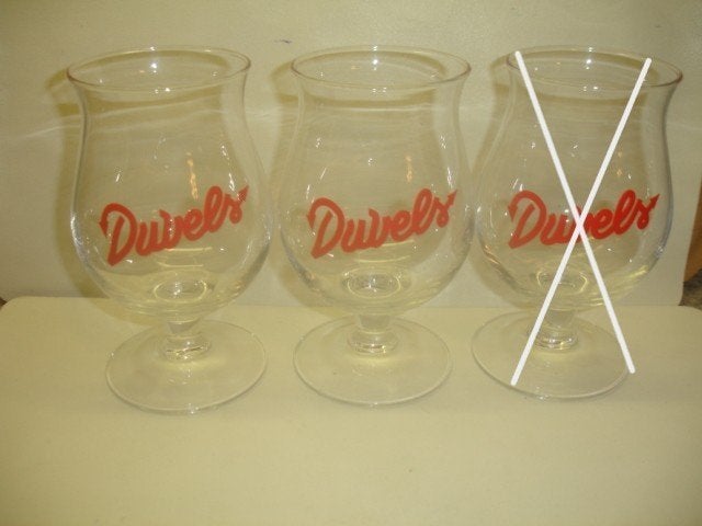 Bierglas Duvel, opschrift Duvels, 2 glazen aan € 4,00 stuk, Ophalen of Verzenden, Zo goed als nieuw, Bierglas