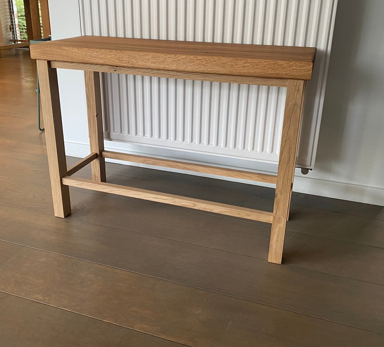 Bijzettafel uit eik, dik blad en moderne poten, Huis en Inrichting, Ophalen, 50 tot 100 cm, Eikenhout, Zo goed als nieuw