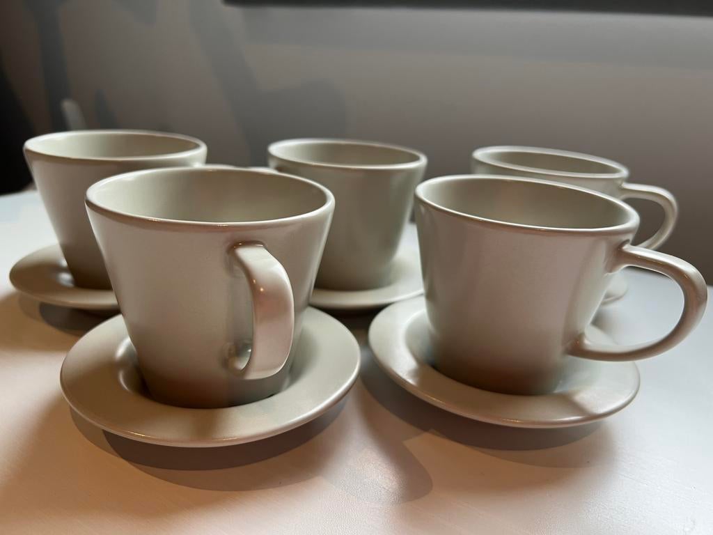 5 beige kopjes met ondertasje, Keramiek, Ophalen of Verzenden, Zo goed als nieuw, Effen