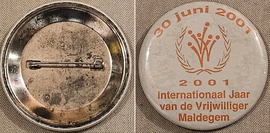 Maldegem Button Volunteer 2001
C'est un mais, Enlèvement ou Envoi, Bouton