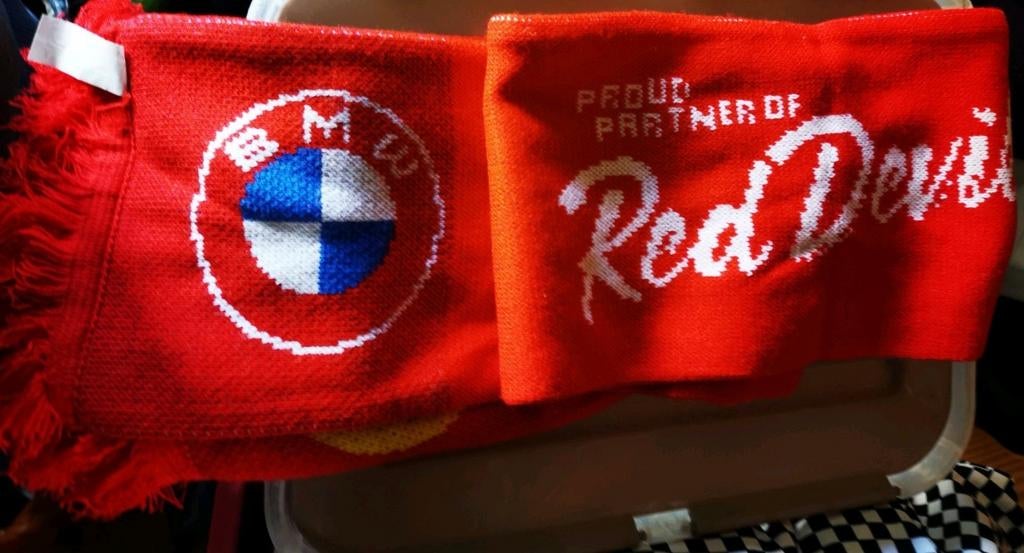 Red Devils, écharpe Red Devil sponsorisée par BMW, Rode duivels /bmw, Enlèvement ou Envoi, Neuf, Écharpe