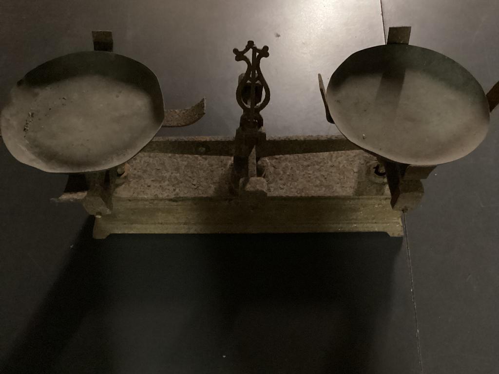 Zeer oude weegschaal., Ophalen