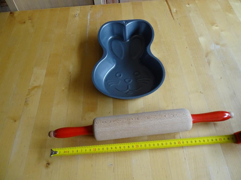 Konijn bakvorm + houten deegroller, Ophalen of Verzenden, Gebruikt, Taarten, Bakvorm