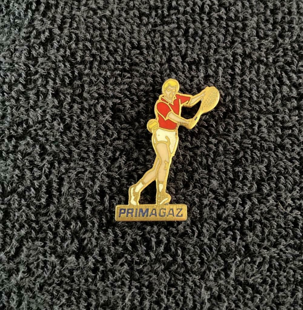 PIN - PRIMAGAZ - SPONSOR TENNIS, Verzenden, Gebruikt, Sport, Speldje of Pin