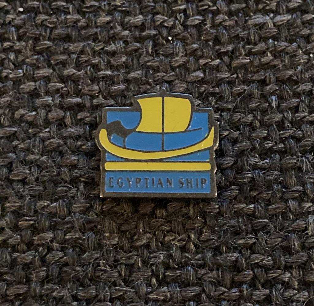 PIN - EGYPTIAN SHIP - BOOT - SCHIP - ZEILBOOT - BATEAU - VOI, Envoi, Utilisé, Transport, Insigne ou Pin's