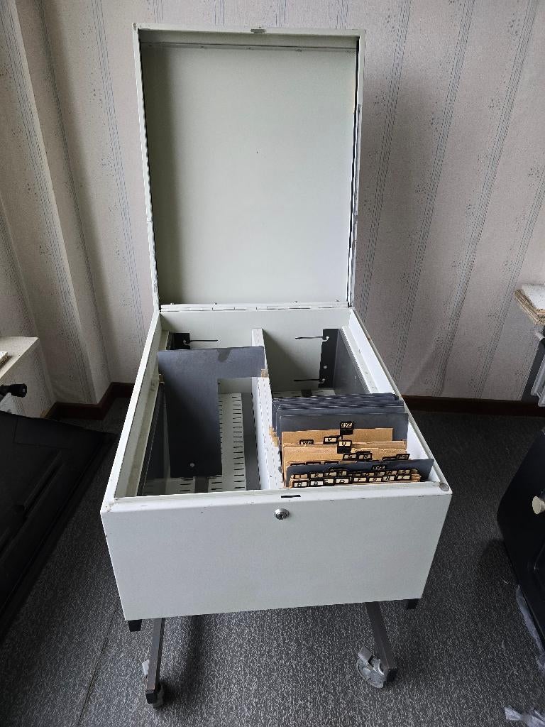 FICHEBAK/MATERIAALBAK OP WIELEN, Ophalen of Verzenden, Zo goed als nieuw