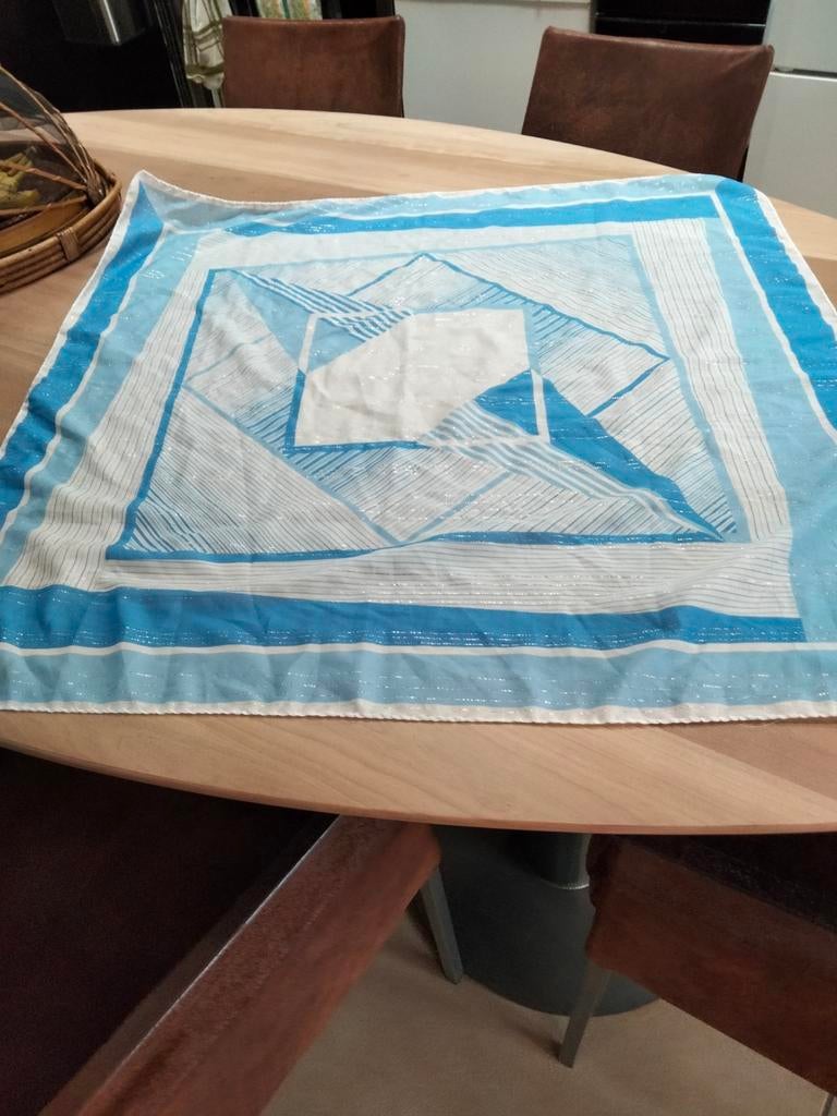 gim Renoir Dames sjaal.lichtblauwe tinten met zilverdraad, Kleding | Dames, Ophalen of Verzenden, Zo goed als nieuw, Sjaal