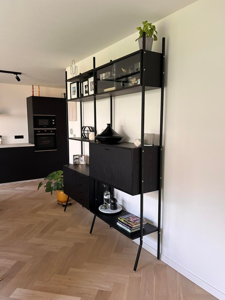 Zwarte wandkast Furnified, Huis en Inrichting, Kasten | Wandmeubels, Zo goed als nieuw, 200 cm of meer, 150 tot 200 cm, 25 tot 50 cm
