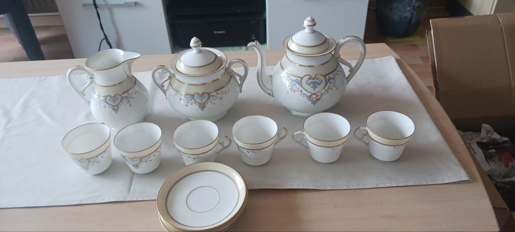Antiek koffieservies in flinterdun porselein, Enlèvement