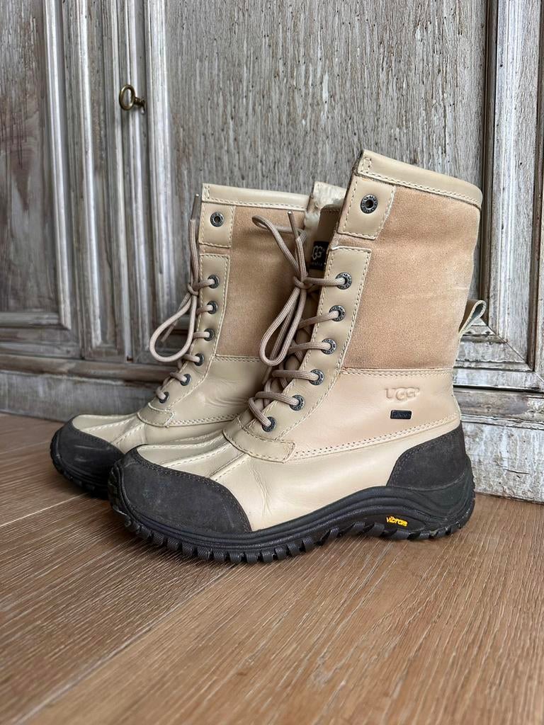 Laarzen UGG EU 38-39, Kleding | Dames, Schoenen, Ophalen of Verzenden, Zo goed als nieuw, Beige, Snowboots