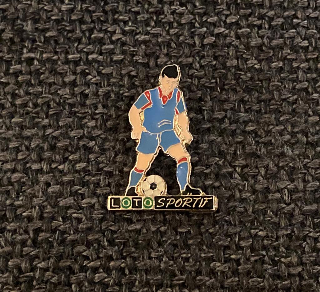 PIN - LOTO SPORTIF - VOETBAL - FOOTBALL, Verzenden, Gebruikt, Sport, Speldje of Pin