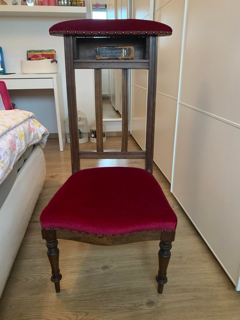 Chaise ancienne en bois avec vieille bible, Enlèvement