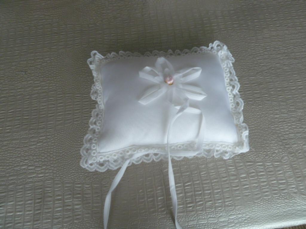 Petit coussin blanc porte - alliances pour mariage, Vêtements | Femmes, Vêtements de mariage & Accessoires de mariage, Comme neuf