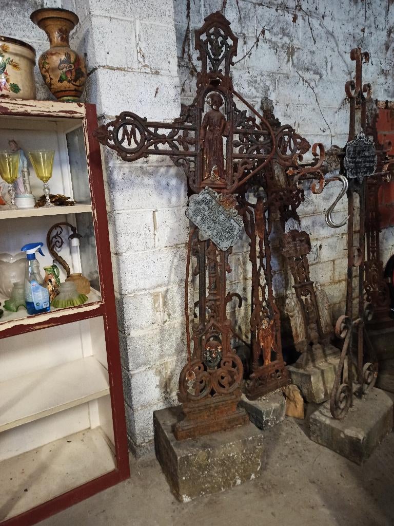 Grande croix ancienne en fonte socle en pierre, Jardin & Terrasse, Enlèvement, Pierre