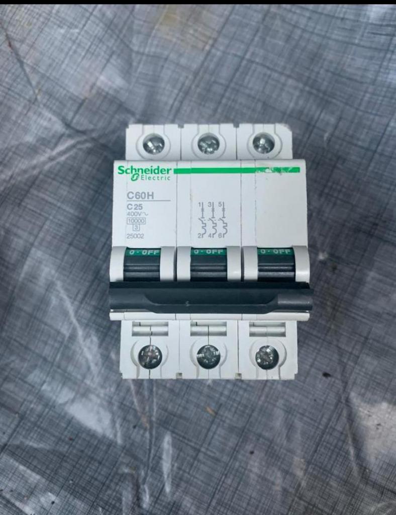 Schneider Electric 25 ampère C60H C25, Ophalen, Zo goed als nieuw